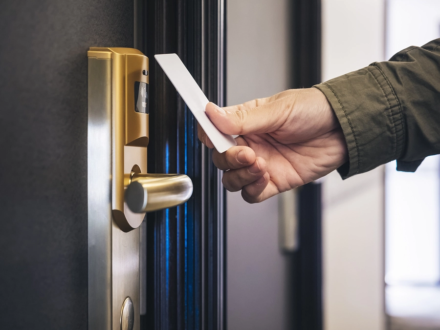 Ein Mann, der seine Zimmertür mit einem RFID-Schlüssel öffnet.